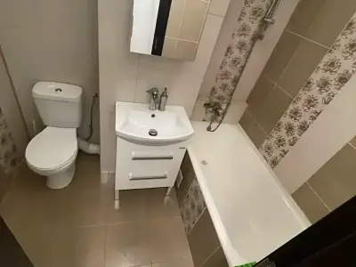 baie cu cada in garsoniera de inchiriat Sector 1 Bucuresti